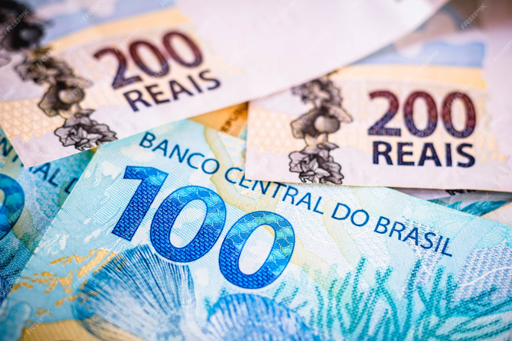 Notas de 100 e 200 reais.
Melhor maneira de guardar dinheiro