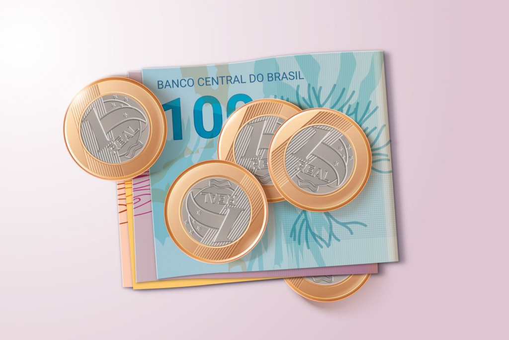 Diversas moedas e notas de reais. Diversificar a carteira de investimentos