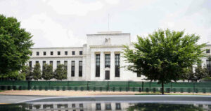 Foto da entrada da Federal Reserve.