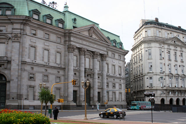 Imagem da frente do Banco La Nácion, Argentina.