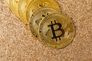 Queda do Bitcoin acentuada em novembro de 2025, com velas vermelhas e tendência de baixa.