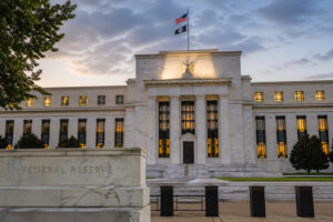 Juros dos EUA: fachada do Federal Reserve após decisão sobre a taxa de juros americana.