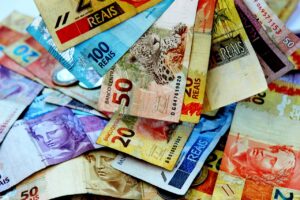 Super Quarta leva Selic a 14,25% e mantém juros nos EUA: o que muda para os seus investimentos