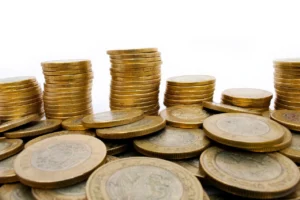 Moedas empilhadas ao longo do tempo simbolizando o rendimento do Tesouro Direto no longo prazo